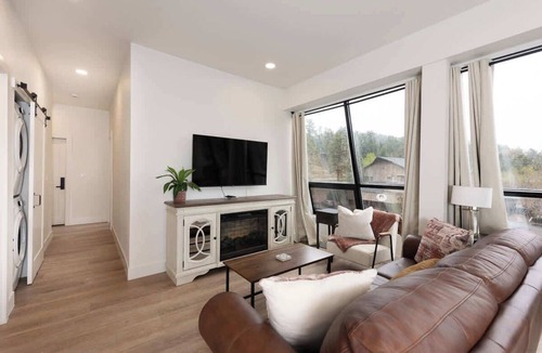 Kerr Gulch Apartment | Cozy Condo with Beautiful View of Evergreen!