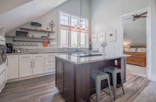 Belmar Park Apartment | Cozy Craftsman 10 Minutes from Denver