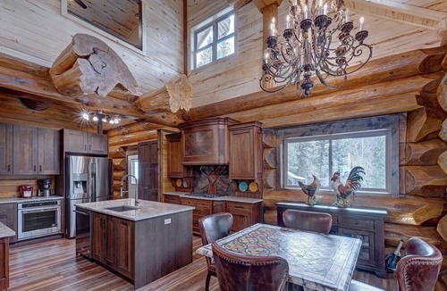 Pine House | Cozy, creekside log home - 30 minutes from Denver