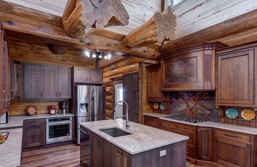 Pine House | Cozy, creekside log home - 30 minutes from Denver