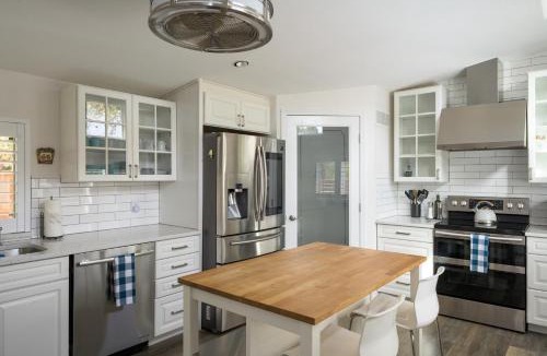 Alta Vista Area House | Cozy Family Retreat with Yard - Walk to Olde Town
