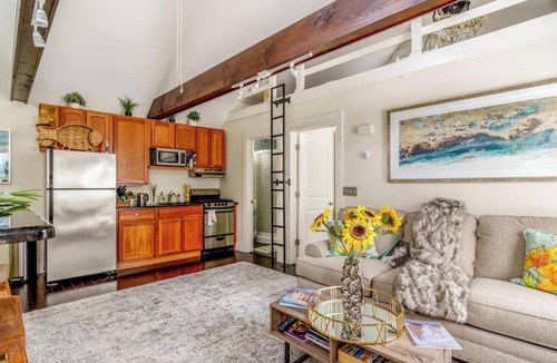 Bellevue Avenue Historic District House | Cozy guest house Located in the historical Bellevue Avenue