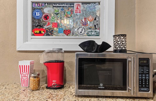 Barths Apartment | Cozy King by Red Rocks & Downtown Denver