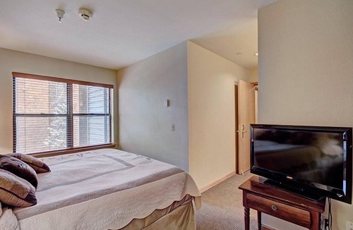 Historic District Hotel | Cozy King Room near Main Street & Gondola