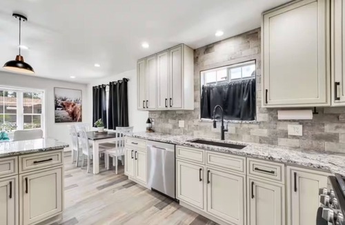 Twin Lakes House | Cozy Master King suite- play room- hot tub