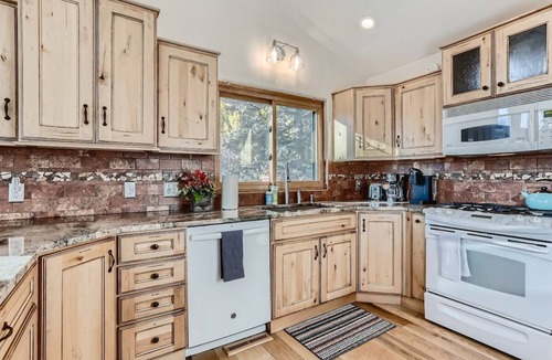 Evergreen House | Cozy Mountain Escape | Hot Tub +Views | Dog Friendly | Sleeps 10 | 45 min Denver