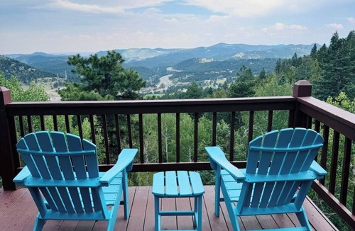 Evergreen House | Cozy Mountain Escape | Hot Tub +Views | Dog Friendly | Sleeps 10 | 45 min Denver