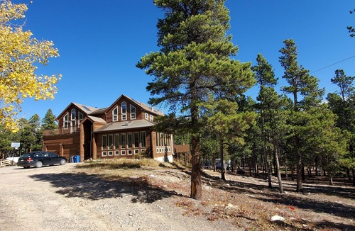 Coal Creek Canyon Ski Chalet | Cozy Mountain Getaway - 5 mins to Golden Gate State Park; 30 mins to Golden, CO