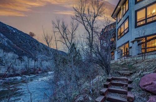 Basalt House | Cozy mountain home w riverfront patio