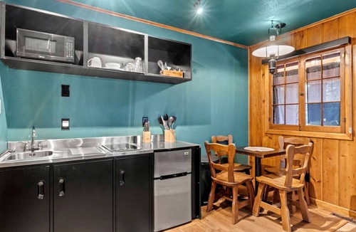 Colorado Springs Cabin | Cozy Nature Cabins with Pet-Friendly Amenities near Garden of the Gods in Colorado Springs, Colorado
