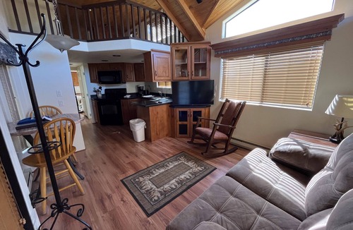 Almont Cabin | Cozy "Tiny Home" style Cabin Perfect for Couples and Families