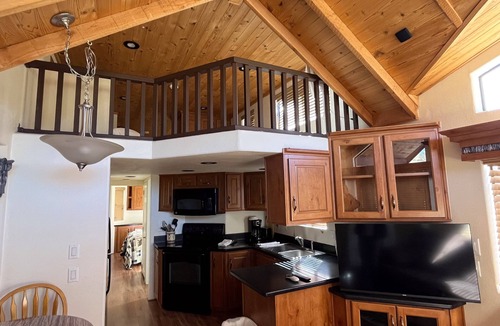 Almont Cabin | Cozy "Tiny Home" style Cabin Perfect for Couples and Families