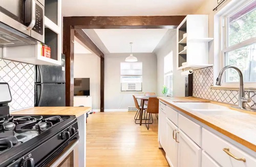 City Park House | Cozy Townhome Steps from City Park - Pet-Friendly Monthly Stays