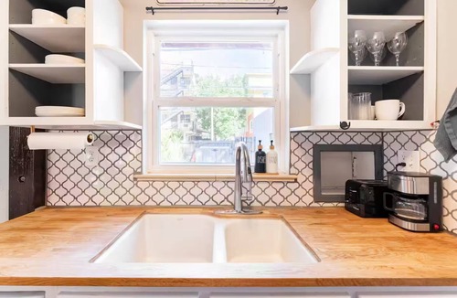 City Park House | Cozy Townhome Steps from City Park - Pet-Friendly Monthly Stays