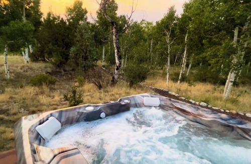 Nathrop Cabin | Creek & Mnt View Saltwater Hot Tub Cozy Fire Quiet 4 ac