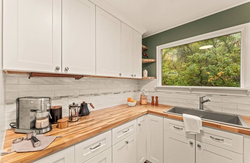 Glenwood Springs House | Creekside Cottage with Outdoor Patio & Firepit, Cozy Fireplace Near Hot Springs