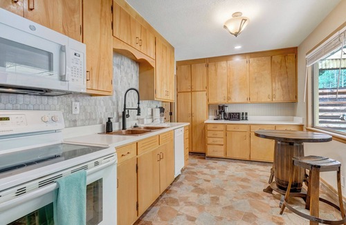 Cascade-Chipita Park Cabin | Creekside Cowboy Cabin with 360° Mountain Views