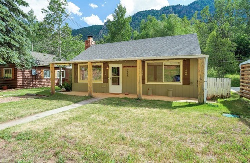 Cascade-Chipita Park Cabin | Creekside Cowboy Cabin with 360° Mountain Views