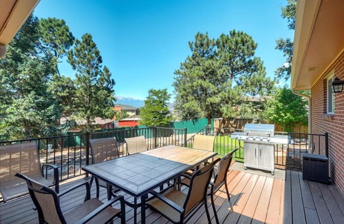 Central Colorado Springs House | Crestgate Den Family Games Frisbee Golf & Views