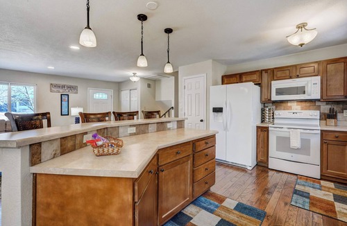 Central Colorado Springs House | Crestpoint Court! Multi-Level, Near UCCS & BBQ
