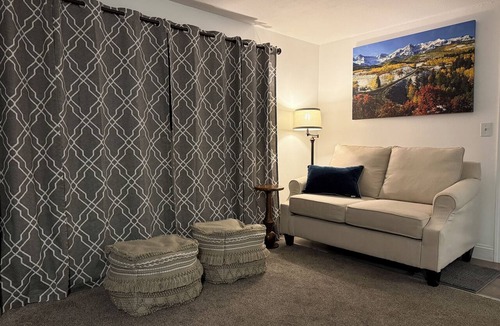 Cimarron Hills Apartment | Custom 2-bedroom, Full kitchen. apartment located East Colorado Springs.