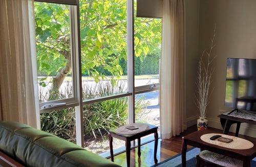 Kew House | Custom designed spacious luxury home with modern amenities in Kew, 7km to city.