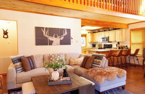 Red River House | Deer Mountain Lodge - High-End Home - In Town - Hot Tub - Free WiFi - Washer/Dry