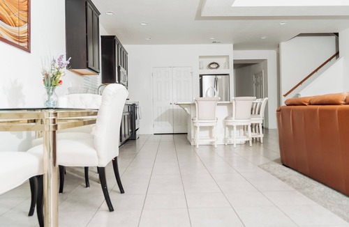 Gateway House | Den Haven 15 Min From DIA 3 En Suite Bedrooms