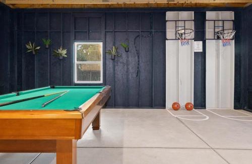 Berkley House | Denver 5BR Hot Tub, Pool Table, Ping Pong!