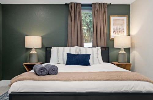 Berkley House | Denver 5BR Hot Tub, Pool Table, Ping Pong!