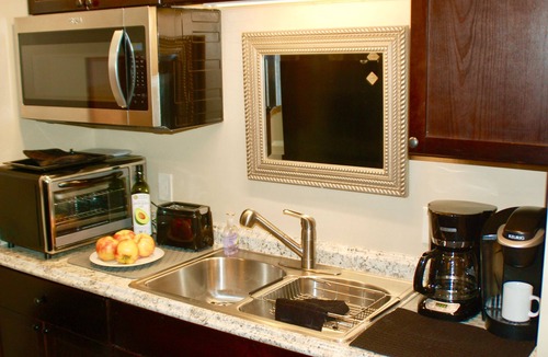Southeast Apartment | Denver Blue Bear Romantic Spa Getaway: Private 1 BR Apartment with NEW Spa Room