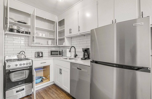 City Park Apartment | Detroit by Modern Midstay/On City Park! #T17