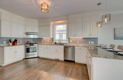 Isle of Palms House | 'Dolphin Manor' OCEAN FRONT, PRIVATE POOL, HOT TUB, PUTTING GREEN!
