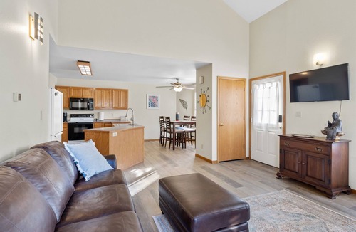 Loveland House | Downtown Getaway - Dog & Family Friendly!