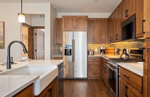 Rendezvous House | Downtown WP Chalet 24 I Great Views I Private Hot Tub I Bunks I Arcade I Discounted Attractions