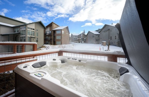 Rendezvous House | Downtown WP Chalet 24 I Great Views I Private Hot Tub I Bunks I Arcade I Discounted Attractions