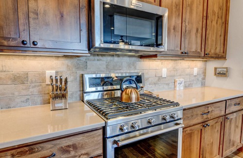 Rendezvous House | Downtown WP Chalet 47 I Great Views I Private Hot Tub I Bunk Room I Discounted Attractions