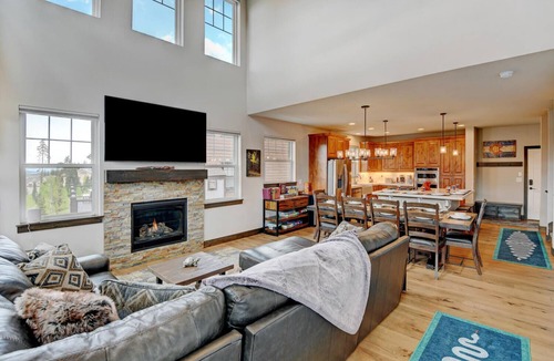 Rendezvous House | Downtown WP Chalet 7 I Private Hot Tub I Amazing Views I Bunk Room I Desk I Discounted Attractions