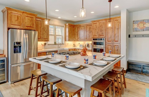 Rendezvous House | Downtown WP Chalet 7 I Private Hot Tub I Amazing Views I Bunk Room I Desk I Discounted Attractions