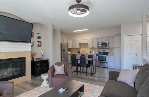 Aurora Condo | Dreamy 2-bedroom Saddlerock condo