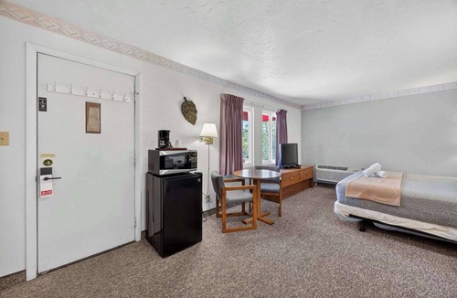 Manitou Springs Hotel | Eagle Motel Suite 100