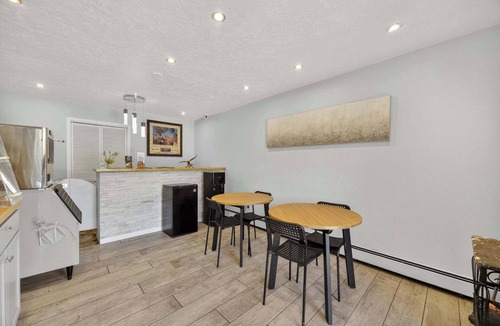 Manitou Springs Apartment | Eagle Motel Suite 226