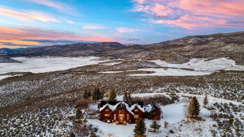 Glenwood Springs House | Elkstone Lodge by AvantStay