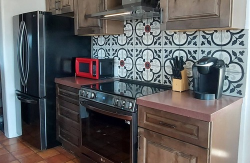Taos House | Entire home with privacy and views 10 mins to town 25mins to ski area