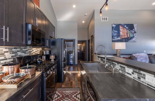 Silver Cliff House | Epic Mountain View Dark Skies Retreat with 2 Living Spaces, Perfect for Couples & Families