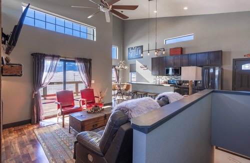 Silver Cliff House | Epic Mountain View Dark Skies Retreat with 2 Living Spaces, Perfect for Couples & Families