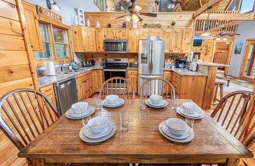 Cosby Cabin | EPIC Outdoor Area*Secluded*FirePit*HotTub*GameRoom