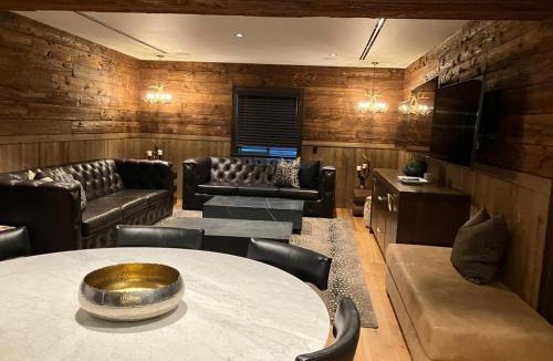 Foxfield Villa | Exclusive Villa with Expansive Space & Private Bar