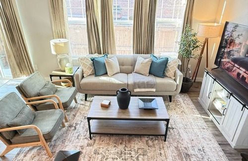 Aurora House | Executive furnished 4BR/4BA townhouse for 30+ day stays with 2-car garage