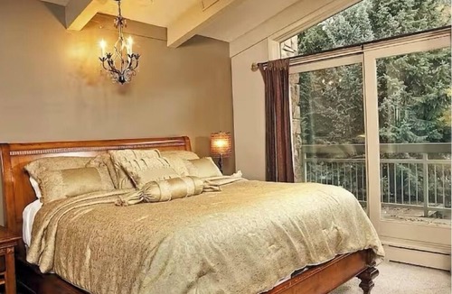 Downtown Condo | Expansive Aspen Core Condo.Unobstructed views of Aspen Mountain and Red Mountain